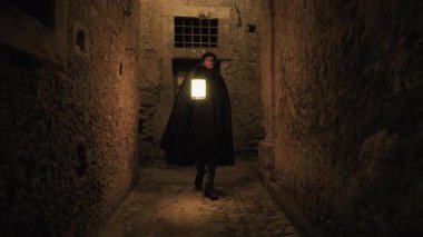 Tabarro 'lu Adam Kasabadaki eski hapishaneye giriyor . 