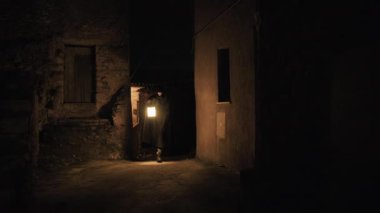 Fenerle Keşişi çevreleyen Karanlık Gece . 