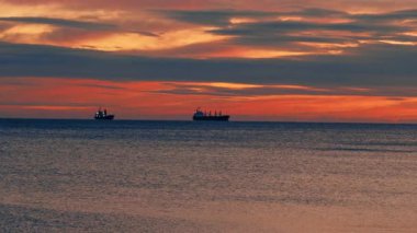 İki kargo gemisi gün batımında denize açılacak..
