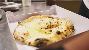 Klasik bir pizza için kızarmış domuz eti ve zeytinyağı. . 