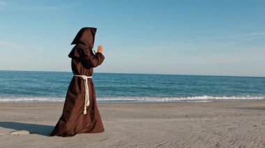 Rahipler sahilde Tanrı 'yla bağlantı kuruyor. . 