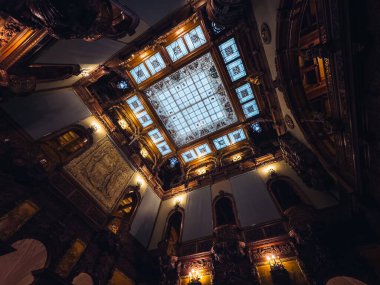 Romanya 'daki Güneş Işıklı Bron Kalesinin İçi .