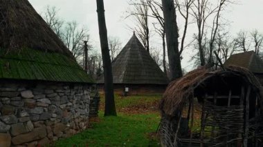 Eski kasabadaki bazı eski binalar . 