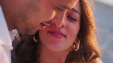 Bir çift gün batımında bebek paylaşımı bekliyor..