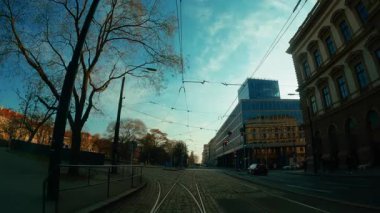 Prag 'da Tramvayla Yolda İlerlemek.
