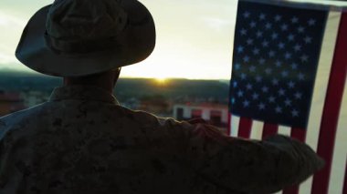 Şapkalı Asker Amerika 'nın Parlak Geleceğiyle Karşı Karşıya .