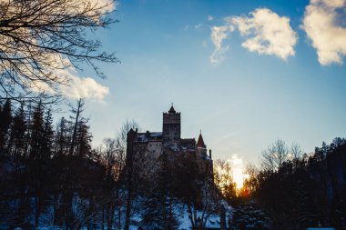Güneşli bir kış gününde Bron Şatosu . 