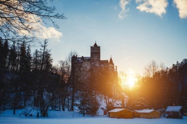 Romanya 'daki Bron Şatosu' nda Güneş Parlıyor . 