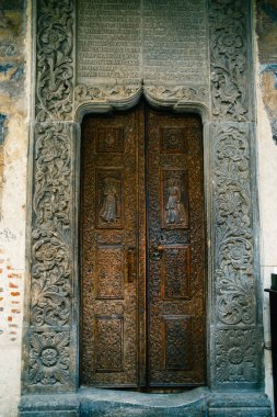 Bükreş 'in Stavropoleos Manastırı' ndaki Antik Kapı . 