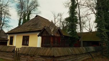 Romanya 'nın Doğal Ortamında Geleneksel Ev . 