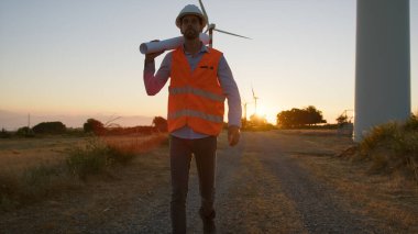 Yer haritasıyla işten dönen teknisyen. .