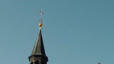 Prag 'daki bir kulenin tepesinde mavi gökyüzü arkaplanı var. . 