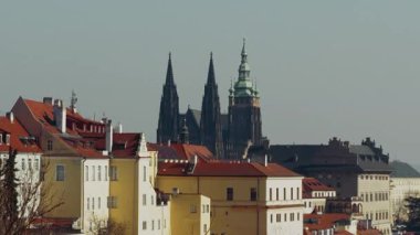 Prag Şehri içindeki Ortaçağ Katedrali . 