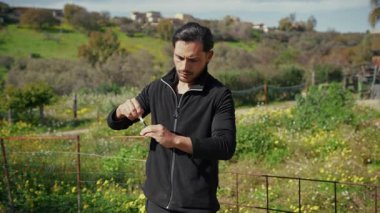 Adam köpeğine ilaç veriyor..