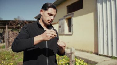 Adam köpeğine ilaç veriyor..