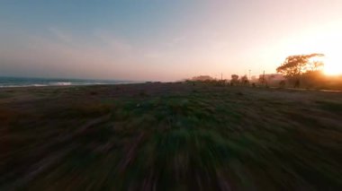 Hızlı uçmak ve neredeyse kuma dokunmak.. 