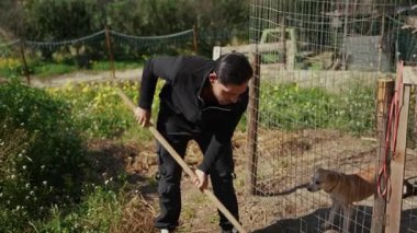 Yerde çapayla çalışan bir adam..