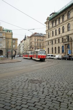 Renkli kırmızı tramvay istasyona yaklaşıyor. . 