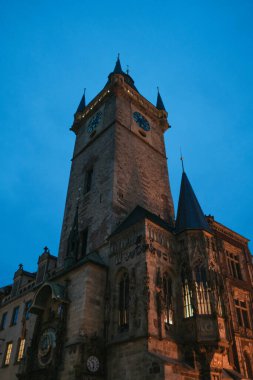 Prag 'da Mavi Gök Altında Ortaçağ Binası .