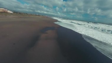 Deniz suyunun yüzeyine yakın uçuyor..