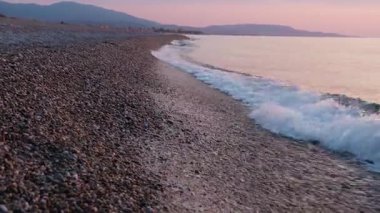 Gökten Denize Mor Işık.