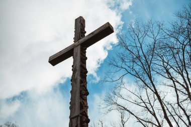 Romanya 'nın Gökyüzünde Haç Duruyor . 