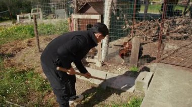 Yerde çapayla çalışan bir adam..