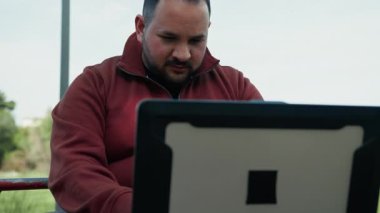 Kamu parkında çalışan odaklı adam.. 