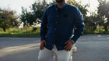 Yorgun Turist Duruyor ve Dinleniyor . 