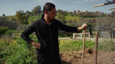 Yerde çapayla çalışan bir adam..