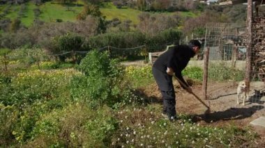 Yerde çapayla çalışan bir adam..