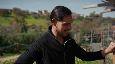 Yerde çapayla çalışan bir adam..