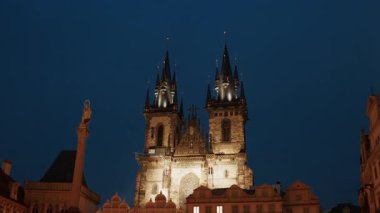 Prag 'da Gece Eski Şehir Kulesi. 