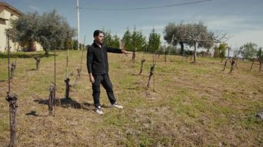 Yerde çapayla çalışan bir adam..