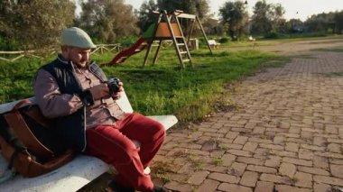 Fotoğrafçı Park Bench 'te dinleniyor.. 