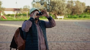 Fotoğrafçı, parktaki ağaçlara resim çekiyor. .