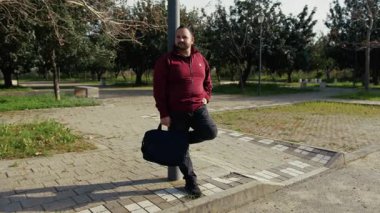 Çalışan, işten sonra otobüsün gelmesini bekliyor. . 