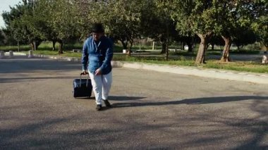 Çantası olan bir gezgin parkta kayboldu. . 