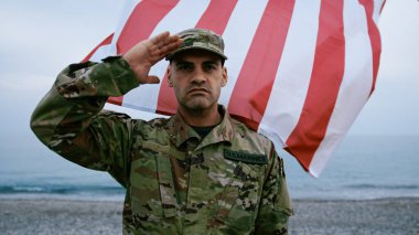 Sahilde dalgalanan bayraklı cesur asker.