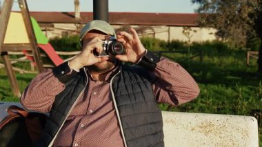 Fotoğrafçı parkta dikey fotoğraflar çekiyor.. 