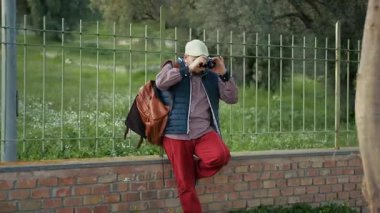 Ağaç Gövdesinin Fotoğraflarını Çeken Fotoğrafçı .