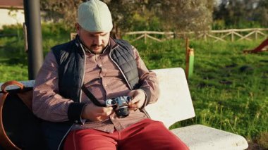 Görüntü Yönetmeni: Vintage Kameranın İçinde Film Kontrol Ediyor . 