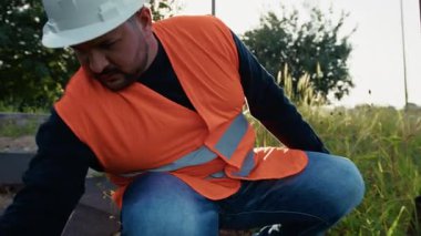 Çimenlerin üzerinde ellerinle çalış. . 