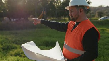 Mühendis güneşin altında işini yapıyor.. 