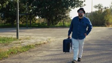 Yolculuğu sırasında sokakta rahat bir turist. . 