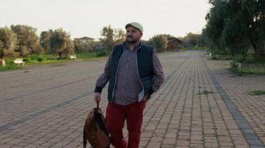 Sırt çantasıyla gezen genç bir yetişkin. Yüksek kalite 4k görüntü