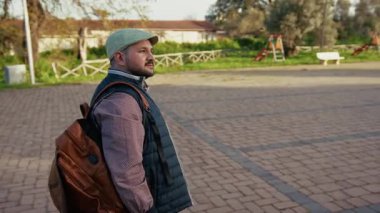 İlham aramak için Sokaklarda Yürüyen Fotoğrafçı. 