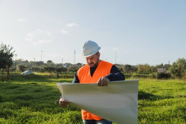 Futbol sahası projesine sahip mühendis. .