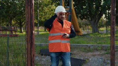 İnşaat Ölçümlerini Miğferli Mimar Yapıyor .