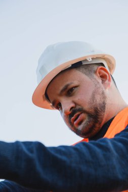 Güneş Altında Çalışan Miğferli Mimar . 